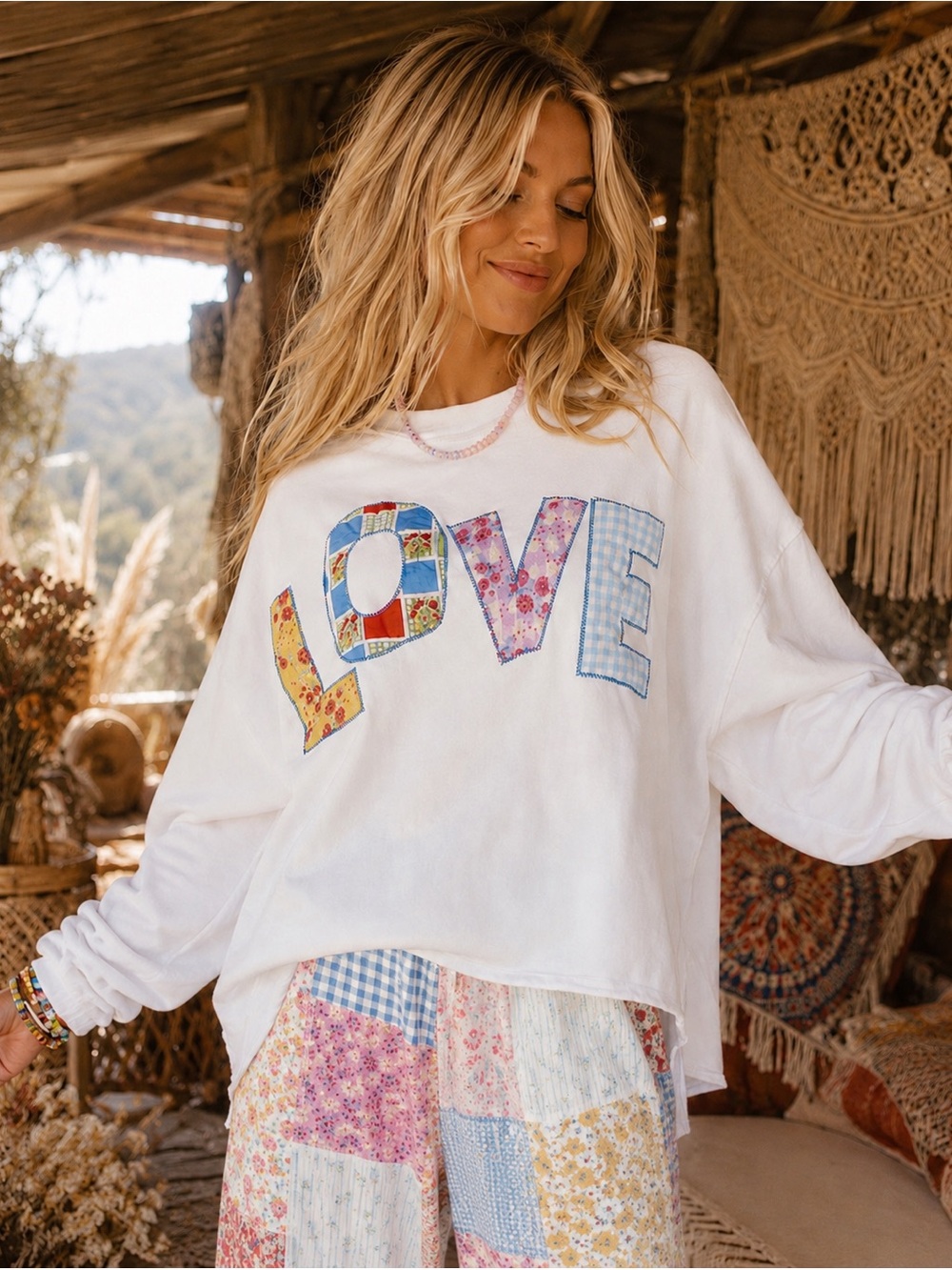 Easel patchwork White Sweatshirt with Patchwork 'LOVE' Appliqué